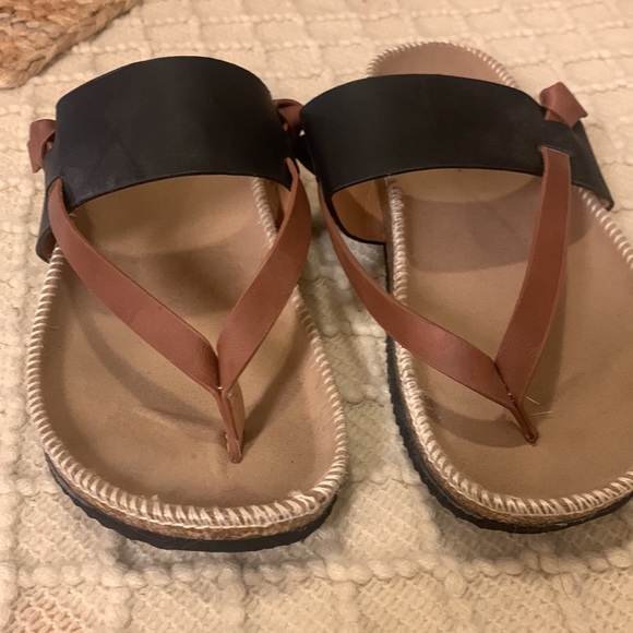 ADORABLE black & brown sandals!! Nearly new.. wore less than 5 times! - Picture 2 of 4